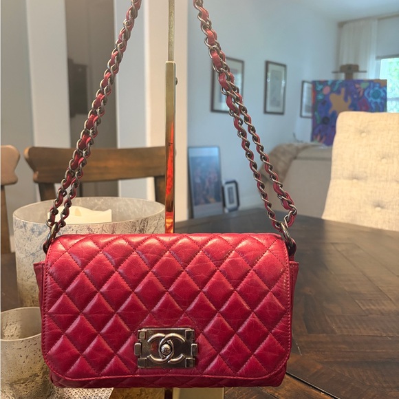 Chanel Soft Boy Flap Shoulder Bag in quilted, glazed calfskin leather. - Picture 3 of 13